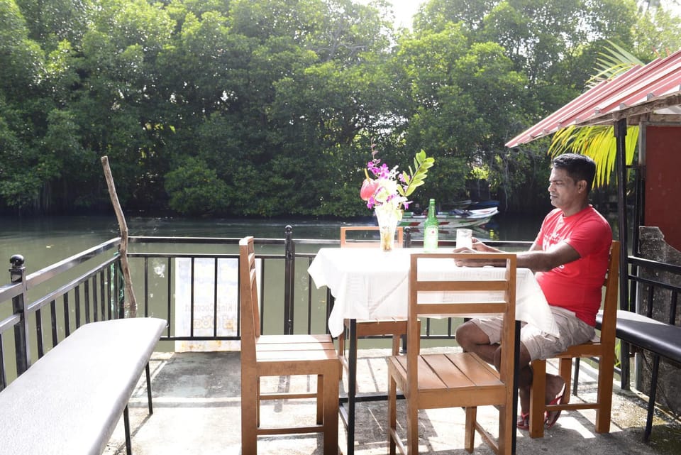 Restaurant/places to eat, River view