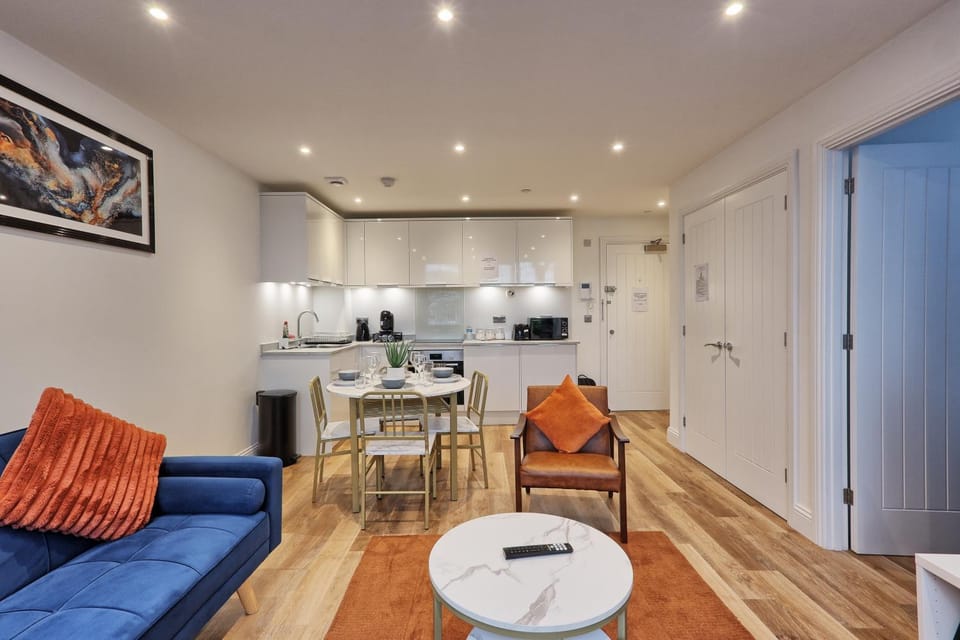 Kitchen or kitchenette, Living room, Seating area, Dining area