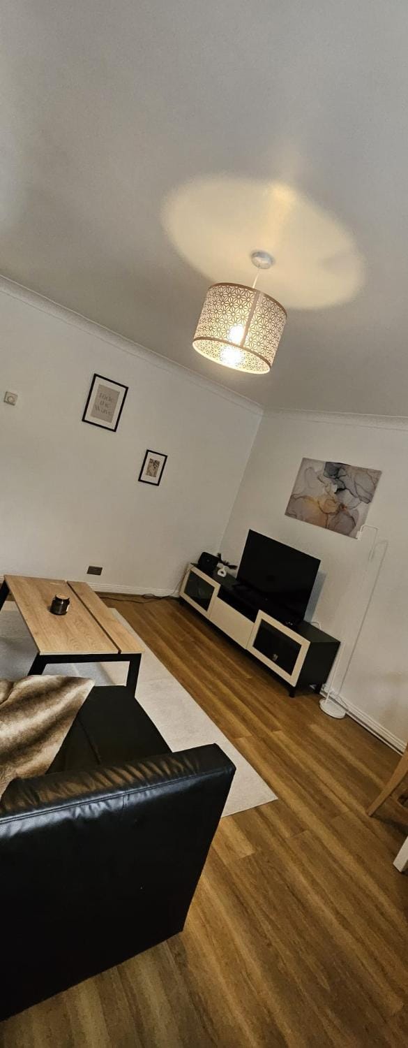 Newly refurbished near Windsor Maidenhead and Reading 20 minutes train to London with parking Apartment in Slough