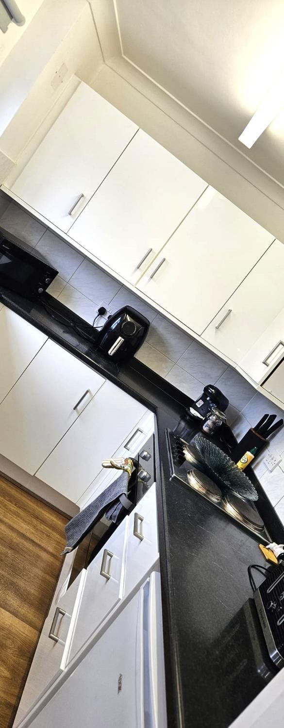 Newly refurbished near Windsor Maidenhead and Reading 20 minutes train to London with parking Apartment in Slough