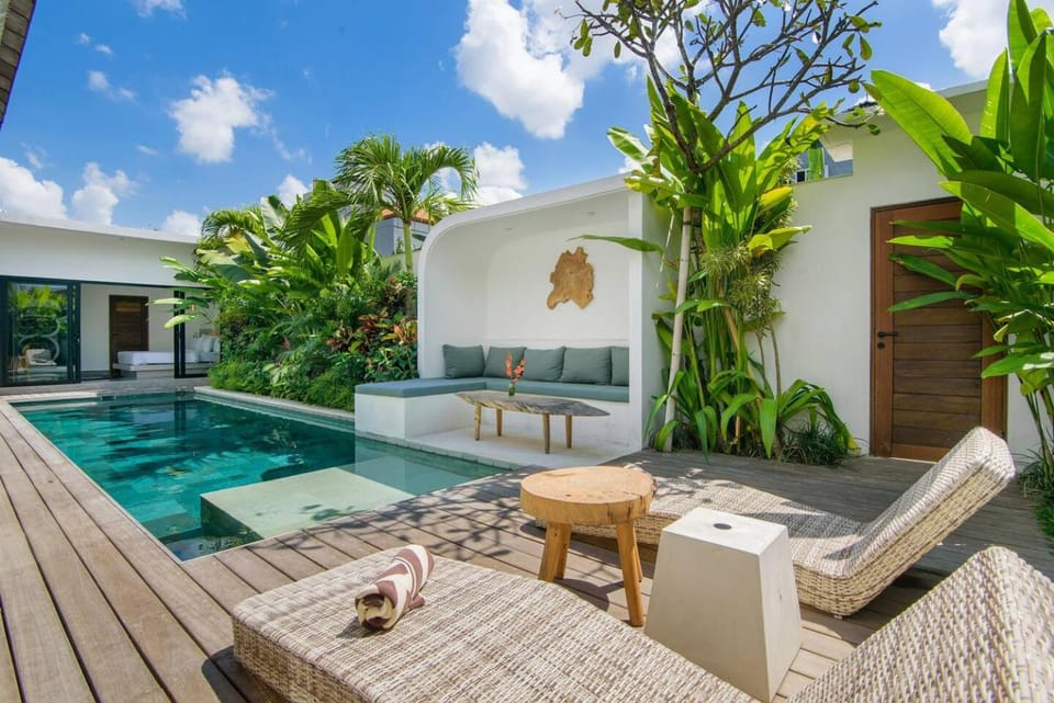 Day, Seating area, Pool view, Swimming pool, sunbed
