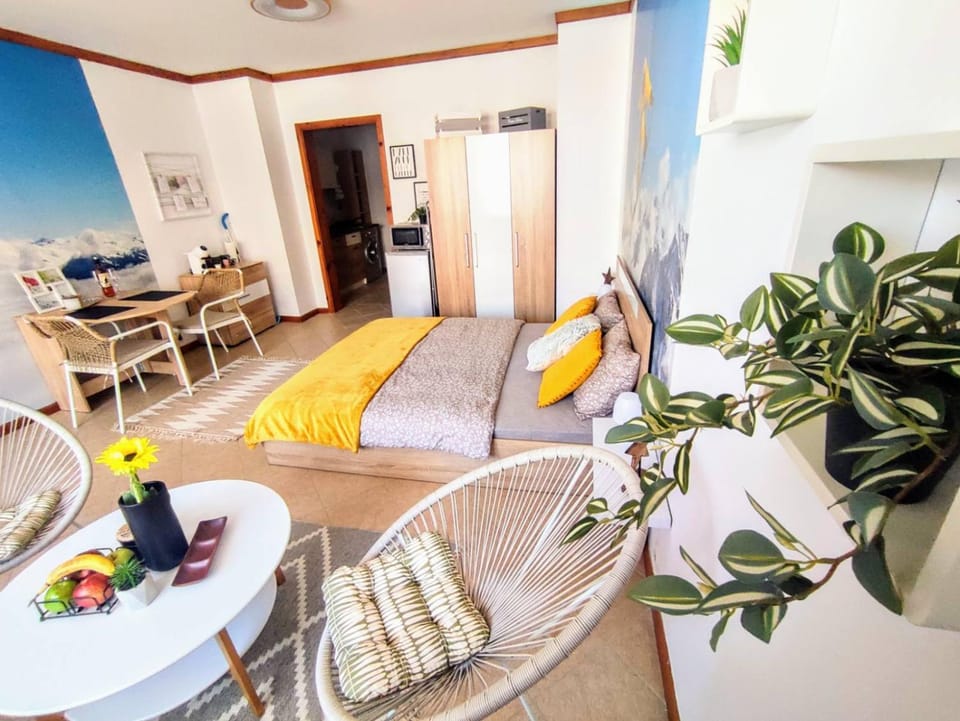 Bed, Kitchen or kitchenette, Photo of the whole room, Seating area, Dining area, Bedroom