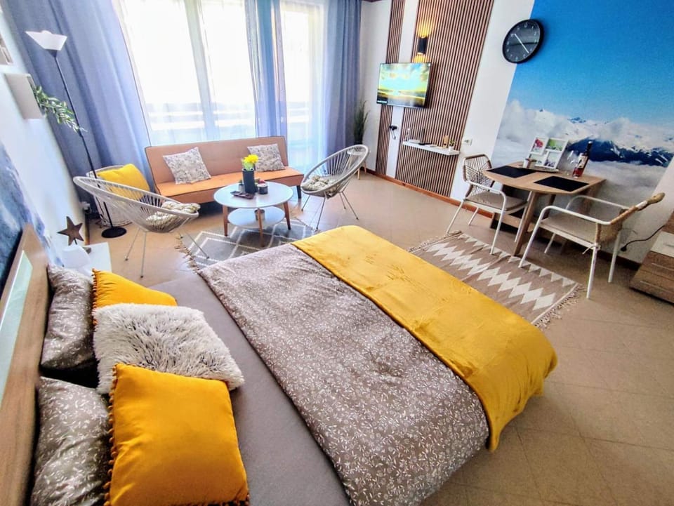 Bed, TV and multimedia, Living room, Photo of the whole room, Seating area, Dining area, Bedroom
