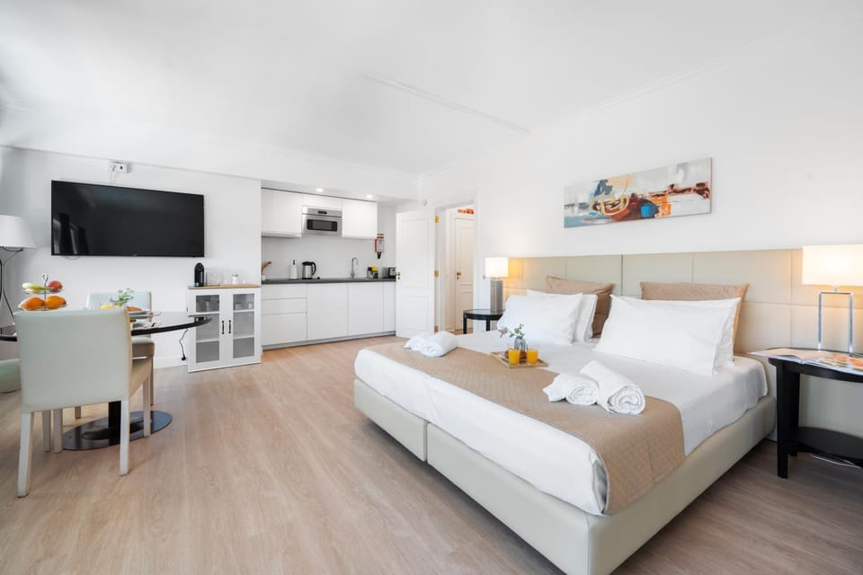 Bed, TV and multimedia, Kitchen or kitchenette, Living room, Photo of the whole room, Seating area, Dining area, Bedroom