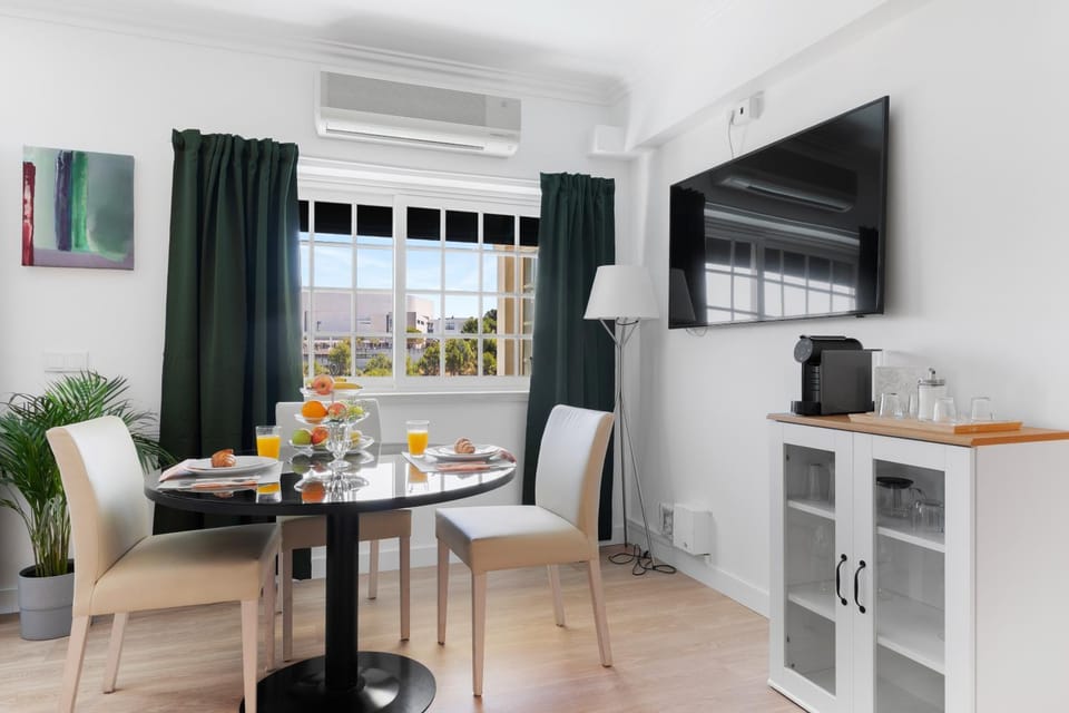 TV and multimedia, Coffee/tea facilities, Kitchen or kitchenette, Living room, Seating area, Dining area, air conditioner