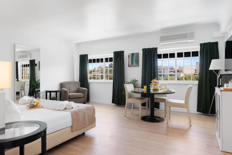 Bed, Kitchen or kitchenette, Living room, Photo of the whole room, Seating area, Dining area, Bedroom, air conditioner