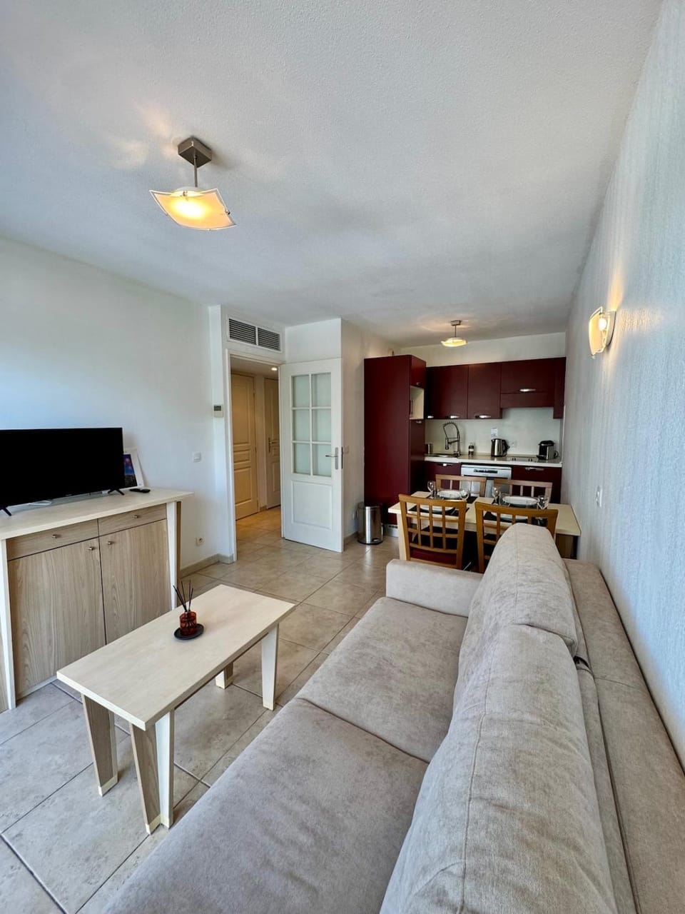 Bed, TV and multimedia, Living room, Dining area