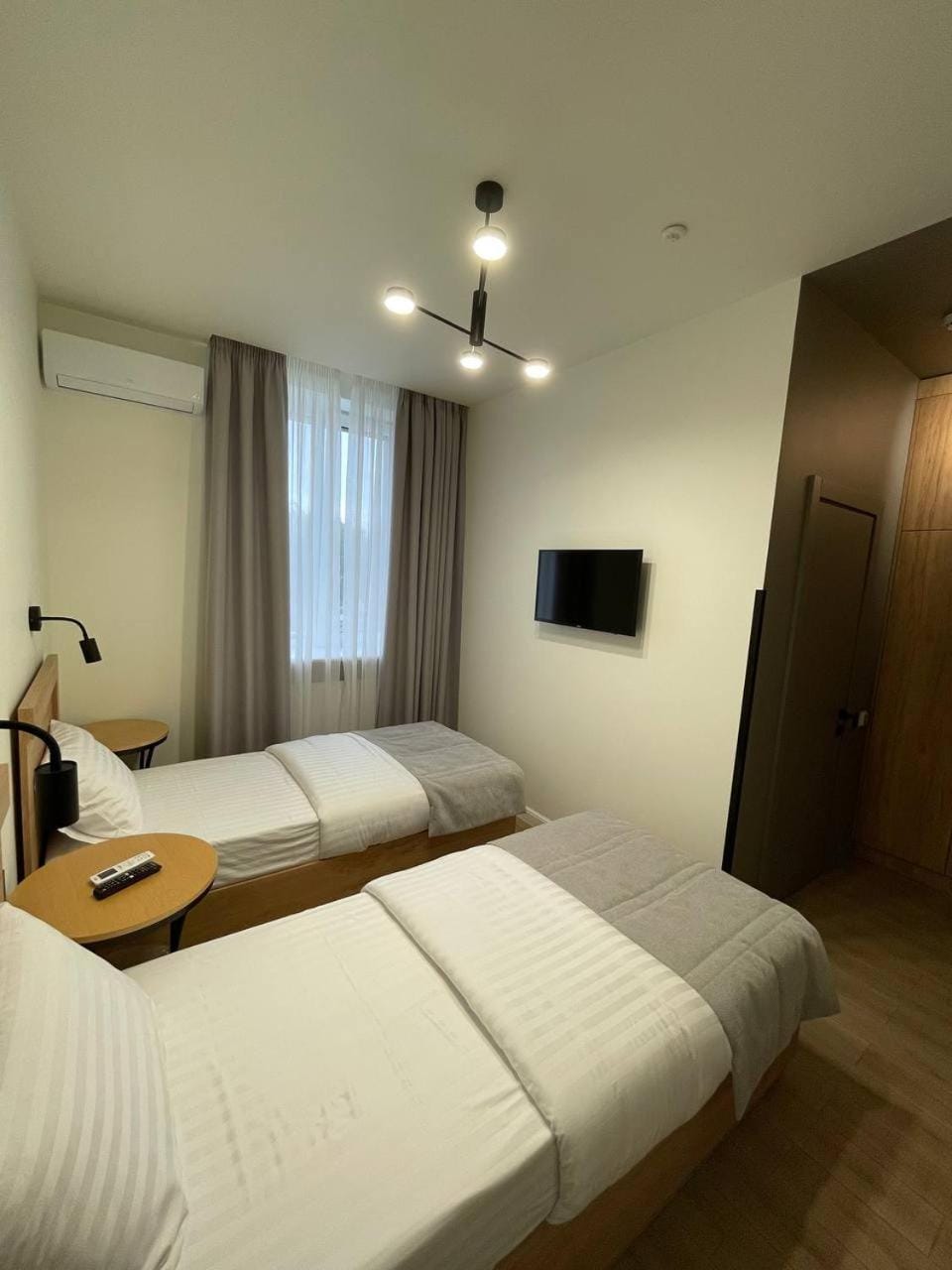 Bed, TV and multimedia, air conditioner