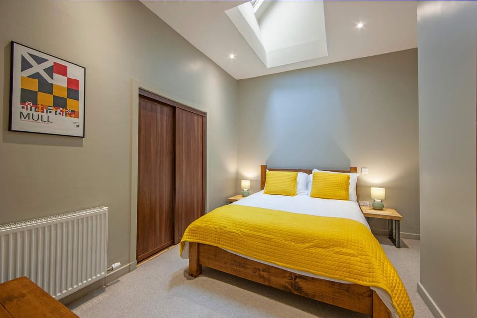 Bed, Photo of the whole room, Bedroom, internet
