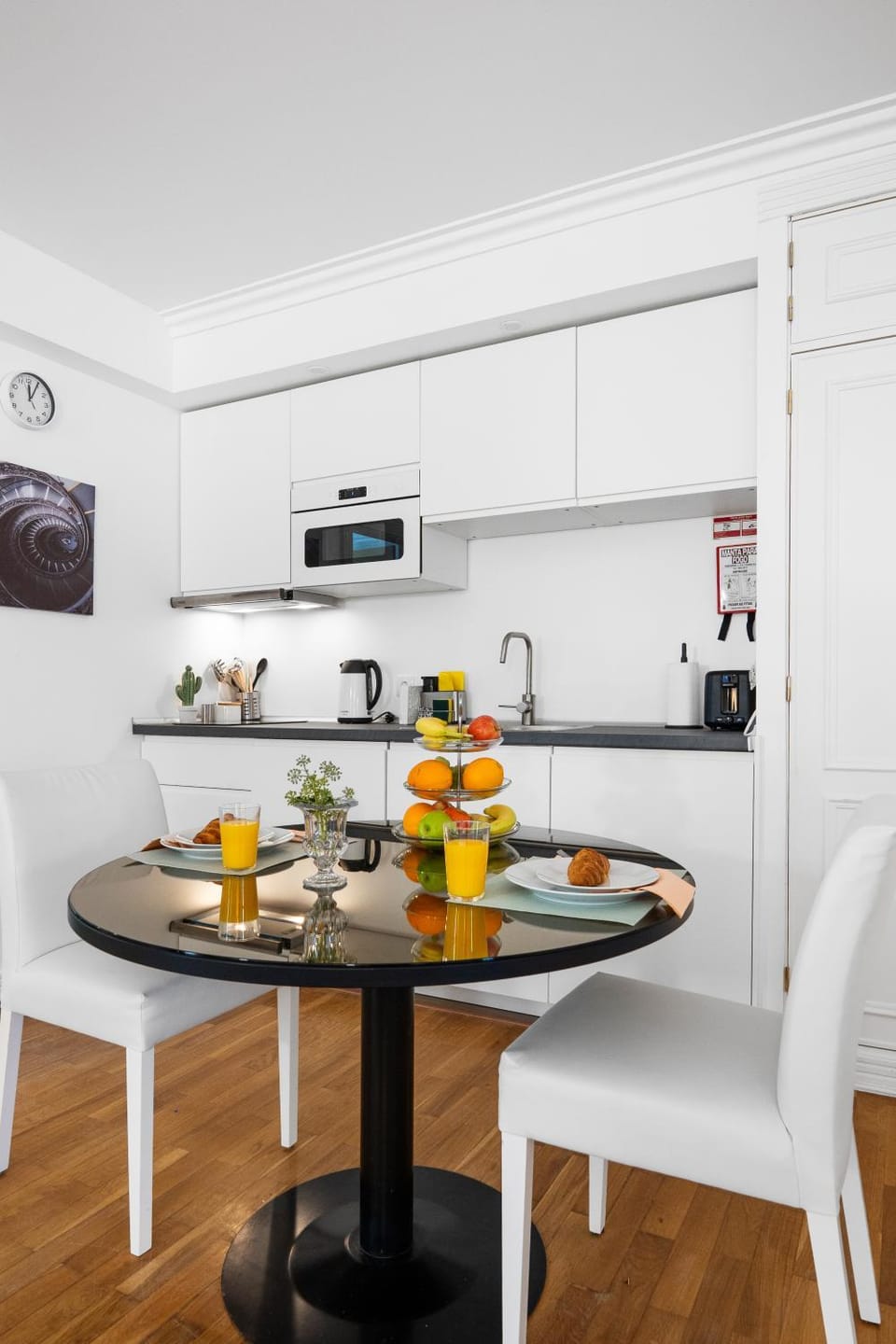 Coffee/tea facilities, Kitchen or kitchenette, Dining area, stove