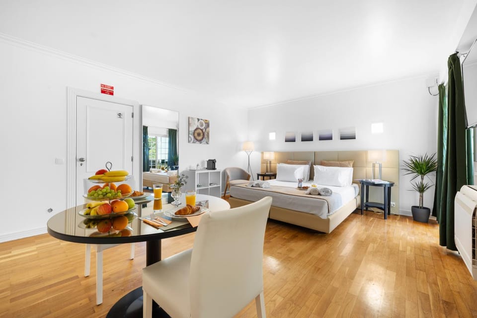 Bed, Living room, Dining area, Bedroom