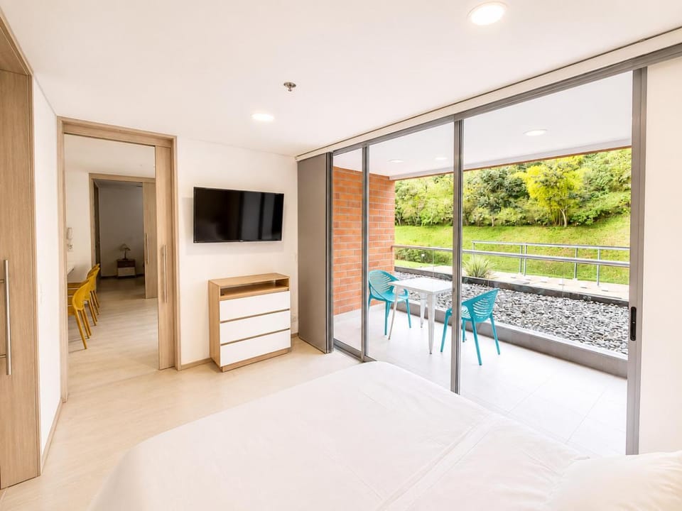 Bed, TV and multimedia, Balcony/Terrace, Photo of the whole room, Bedroom