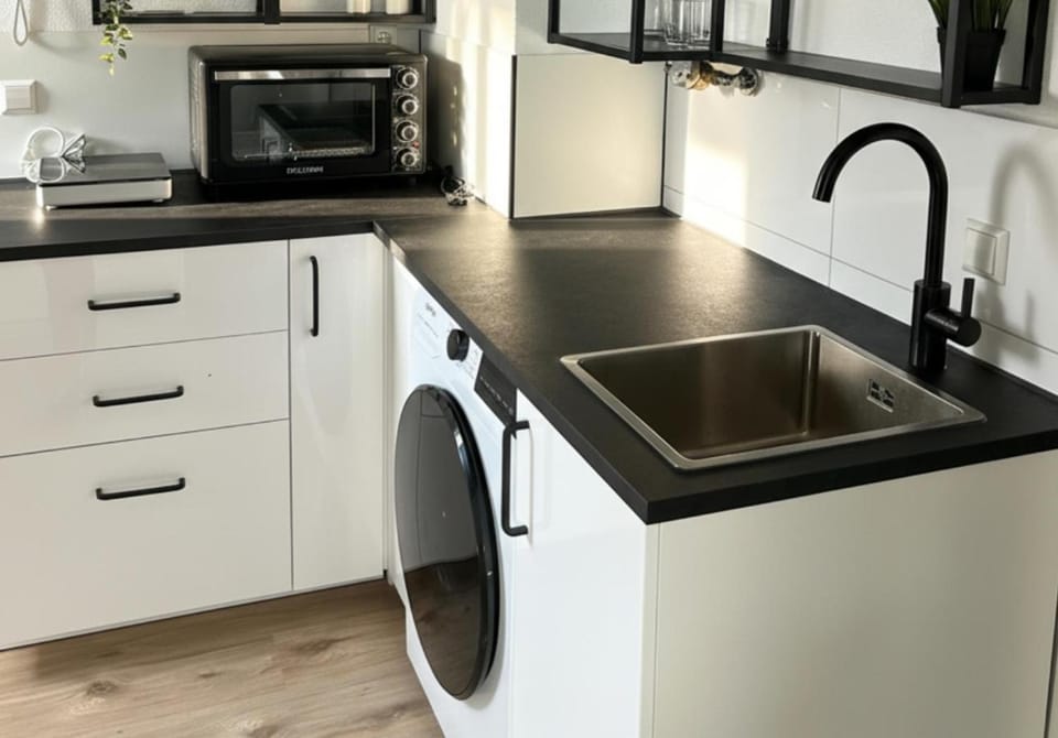 Kitchen or kitchenette, minibar, stove