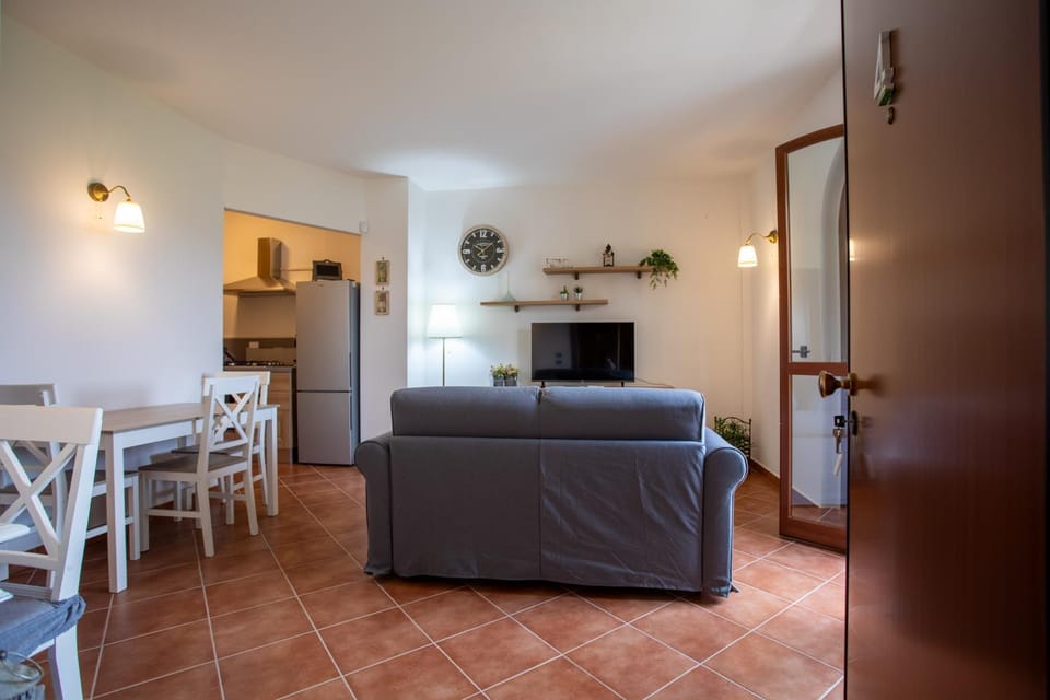TV and multimedia, Kitchen or kitchenette, Living room, Seating area, Dining area