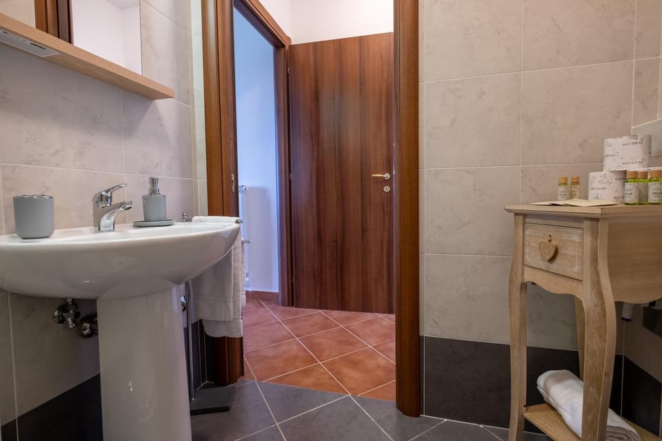 Bathroom, towels