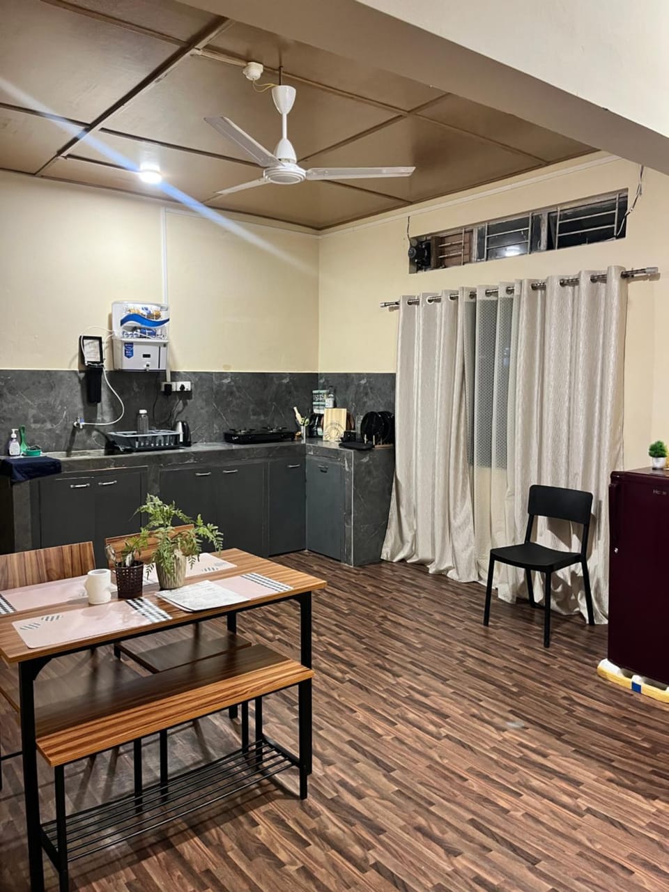 Kitchen or kitchenette, Dining area