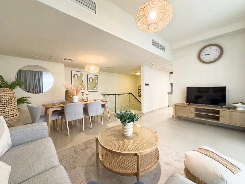 Communal lounge/ TV room, TV and multimedia, Living room, Seating area, Dining area, Evening entertainment