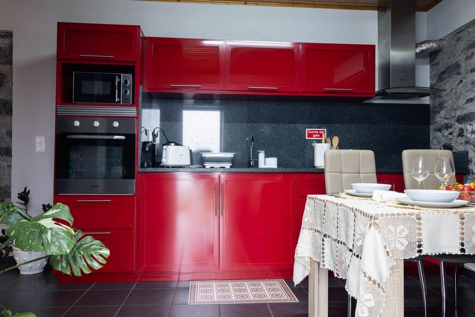 Coffee/tea facilities, Kitchen or kitchenette, oven, stove, toaster, kitchen