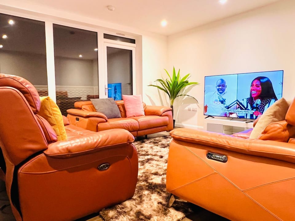 Communal lounge/ TV room, TV and multimedia, Living room, Seating area, Evening entertainment