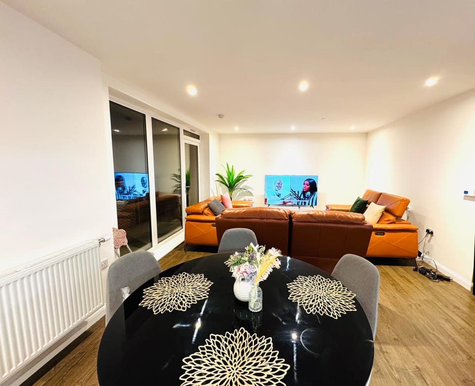TV and multimedia, Living room, Lounge or bar, Seating area, Dinner