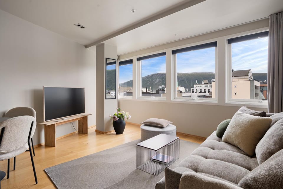TV and multimedia, Living room, Seating area, Mountain view