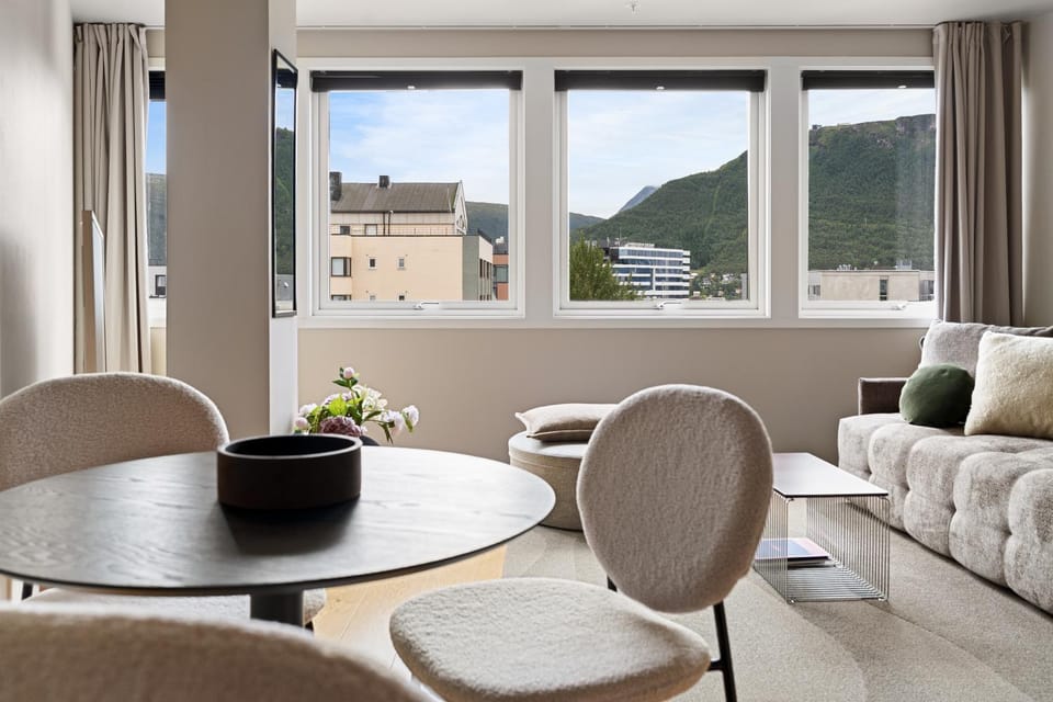 Living room, Dining area, Mountain view