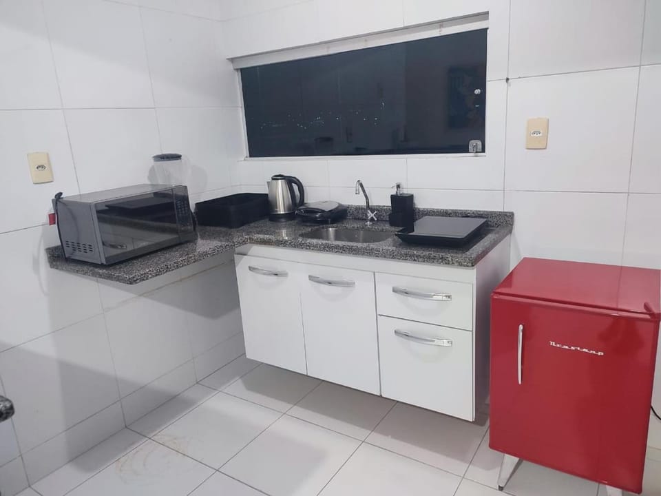 Kitchen or kitchenette, minibar, stove, toaster