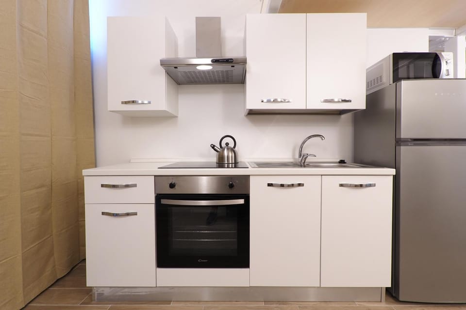 Kitchen or kitchenette, microwave, oven, stove