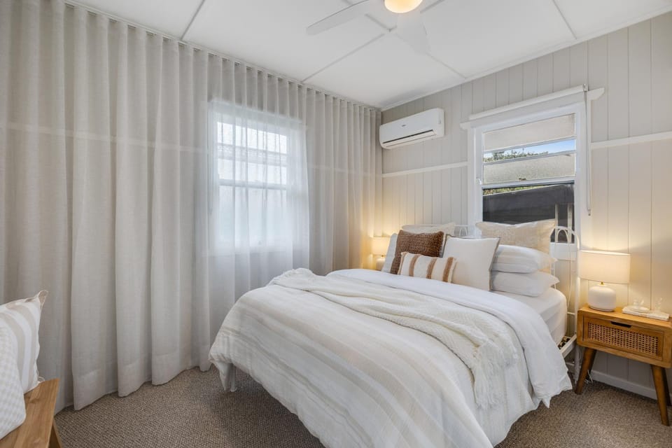 Bedroom, air conditioner