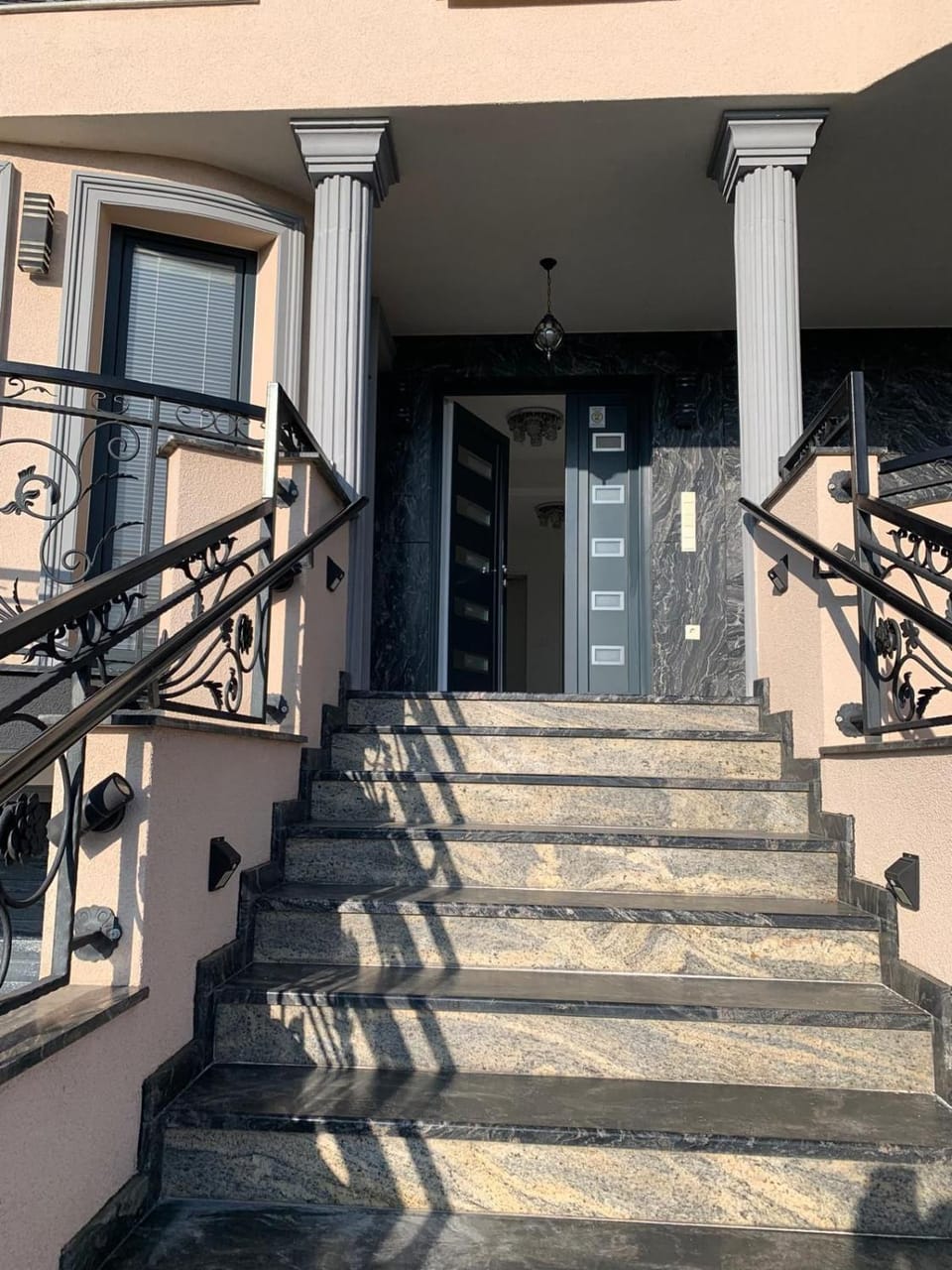 Facade/entrance