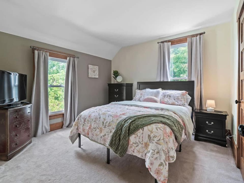 Entire Duplex w Historic District and Sleeps 12 House in Cleveland Heights