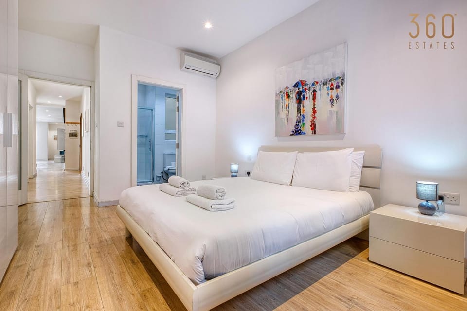 Bed, Living room, Photo of the whole room, Seating area, Bedroom, towels, wardrobe, air conditioner
