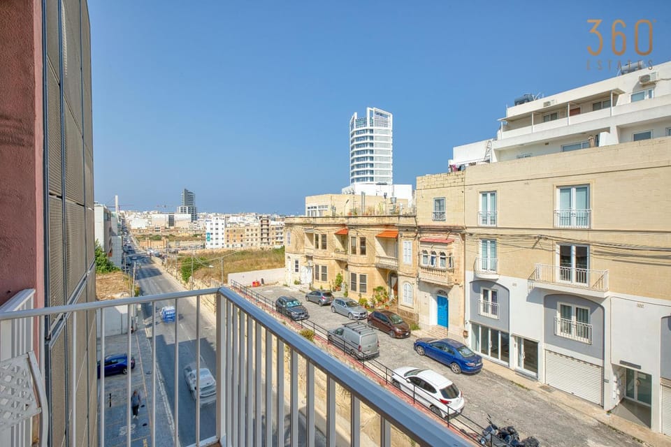 Property building, Day, Neighbourhood, City view, Street view, Location, Parking