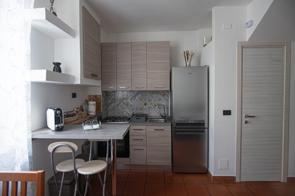 Coffee/tea facilities, Kitchen or kitchenette, Dining area, stove