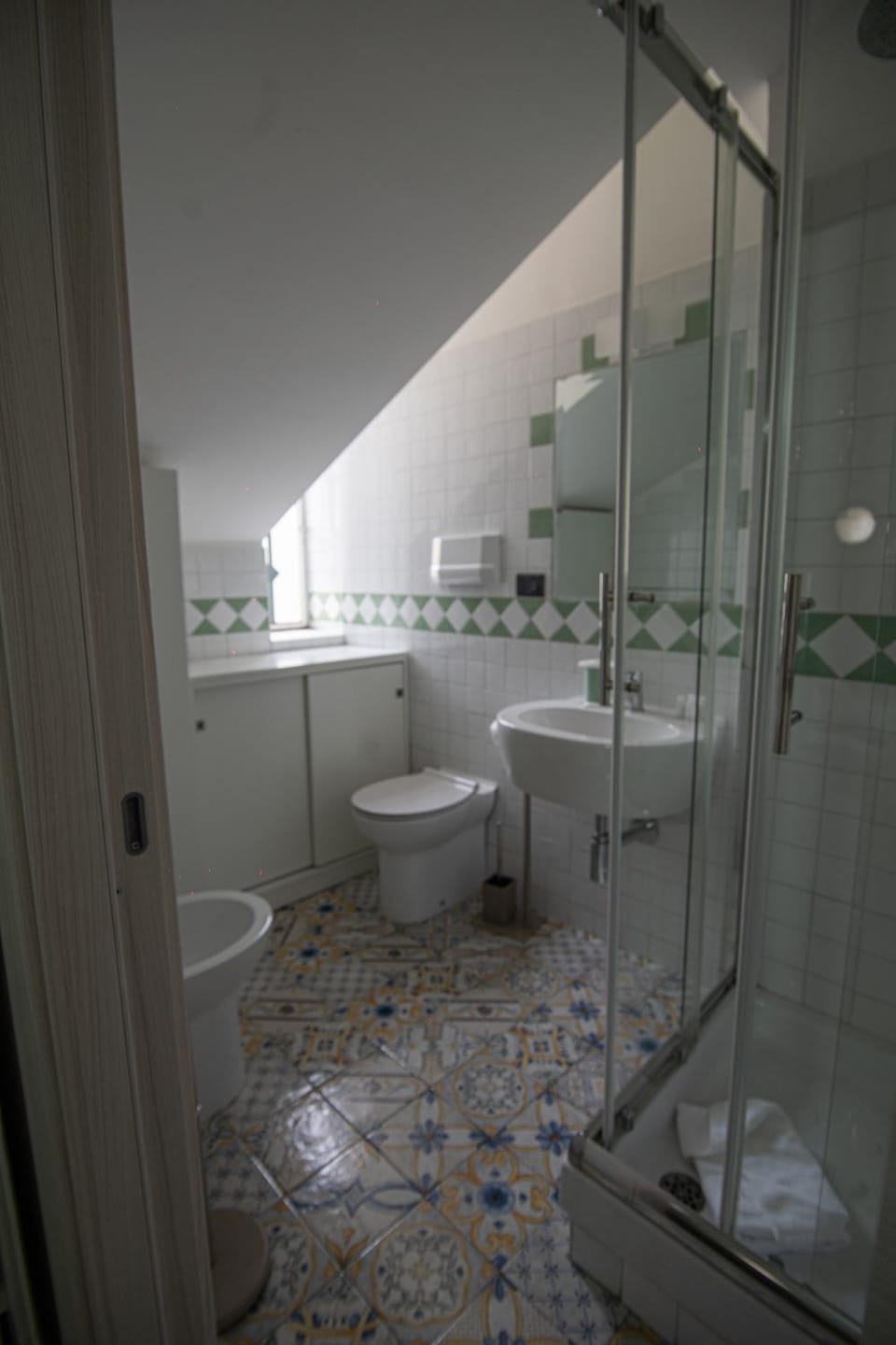 Shower, Toilet, Bathroom, bidet, towels