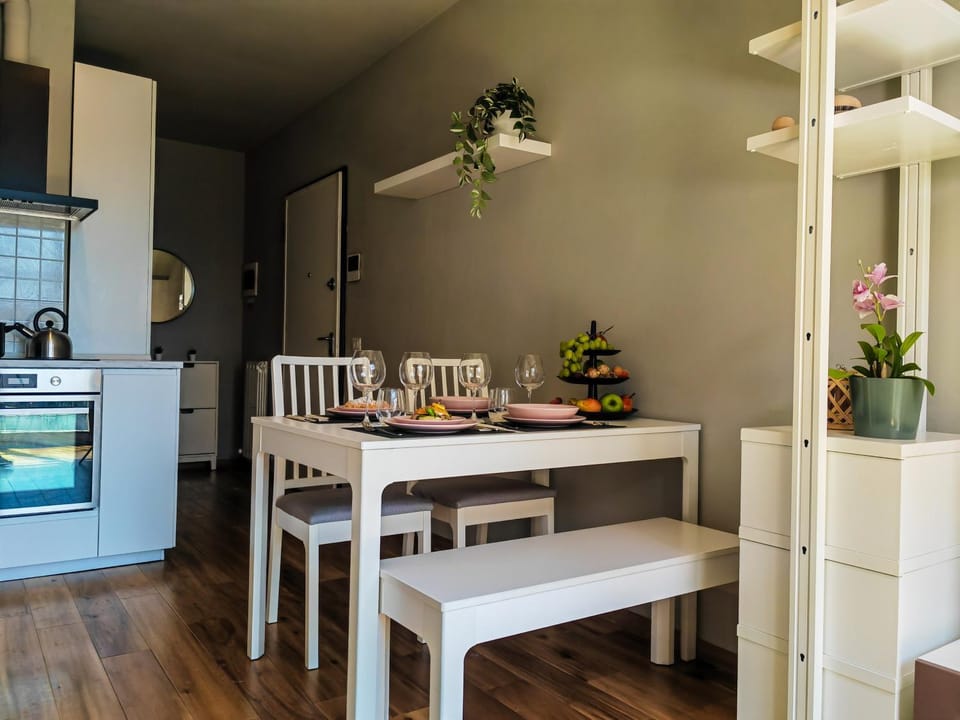 Kitchen or kitchenette, Dining area