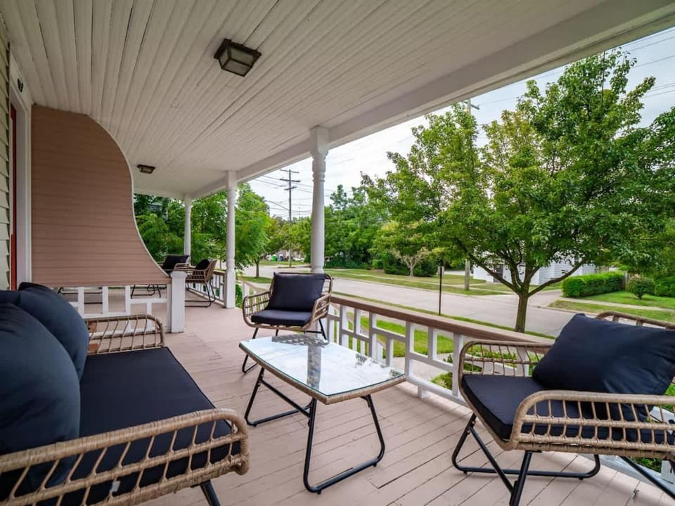 Historic District w Fully Stocked Kitchen and Sleeps 6 House in Cleveland Heights