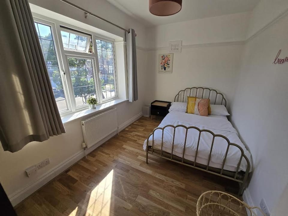 Spacious 6 Bedroom house, Luton House in Luton