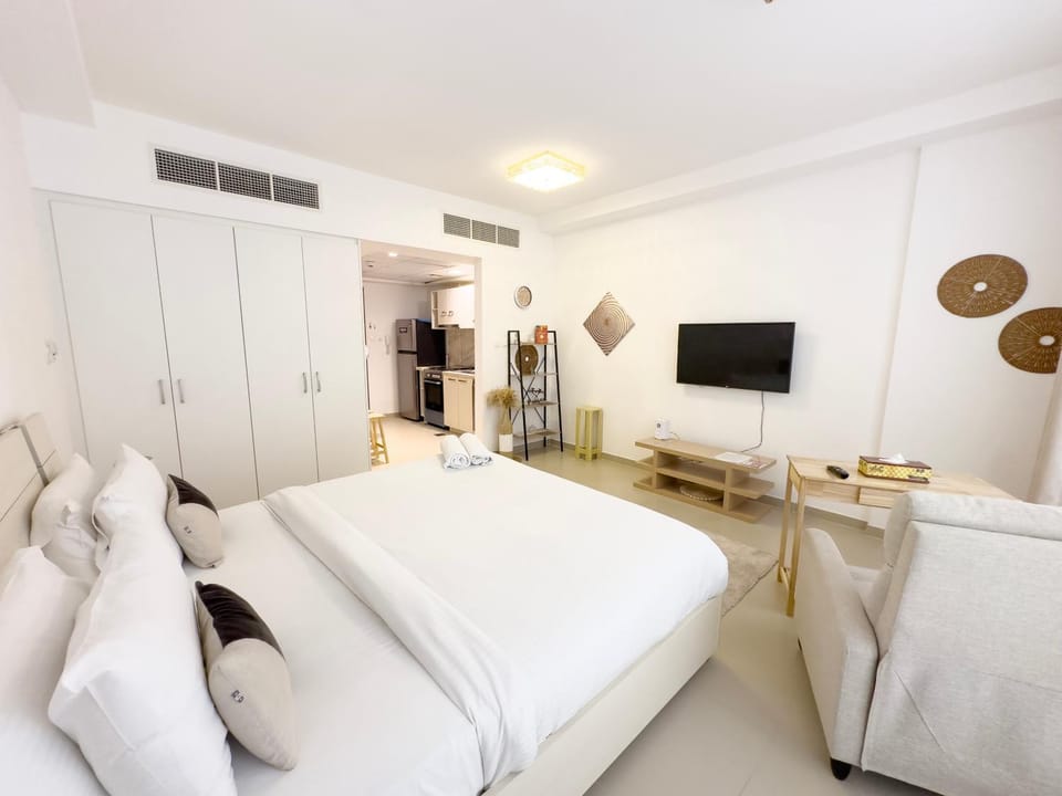 Bed, TV and multimedia, Living room, Seating area, Evening entertainment, Bedroom, wardrobe