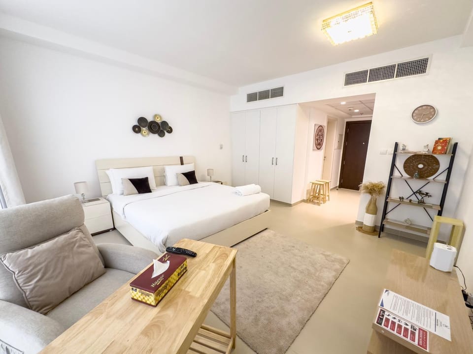 Bed, Living room, Seating area, Bedroom, internet, air conditioner
