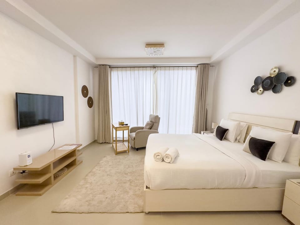 Bed, TV and multimedia, Living room, Seating area, Bedroom