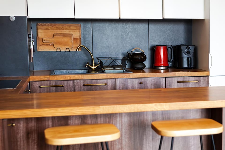 Coffee/tea facilities, Kitchen or kitchenette, stove