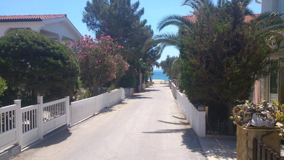 Sea view, Street view