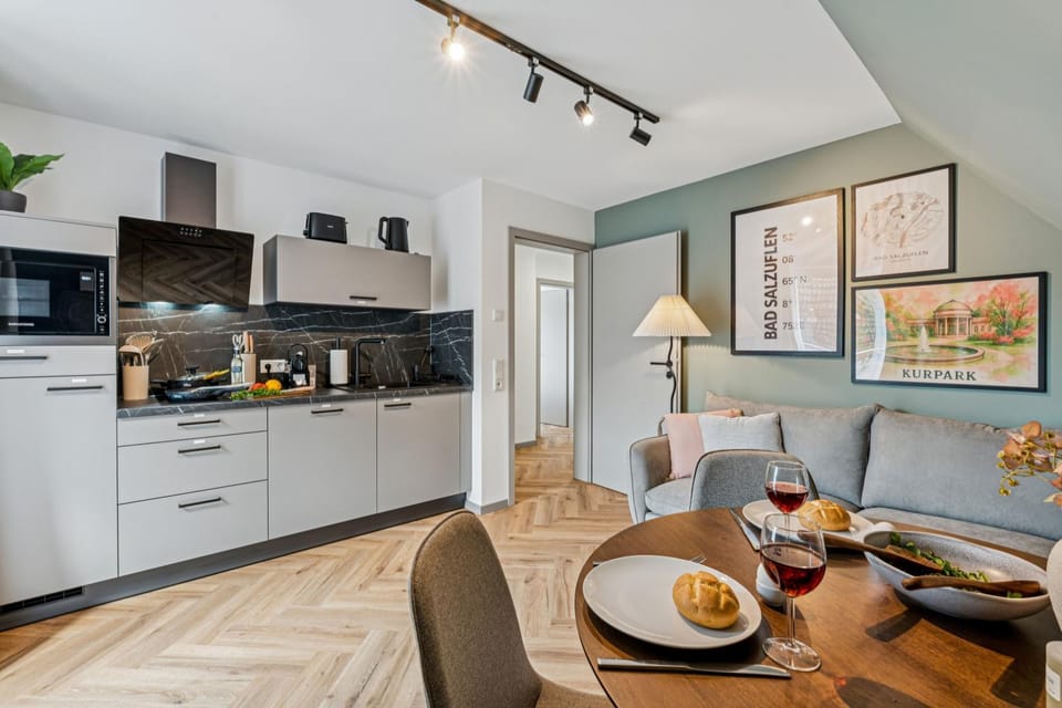 Coffee/tea facilities, Kitchen or kitchenette, Living room, Seating area, Dining area, Food, stove, toaster