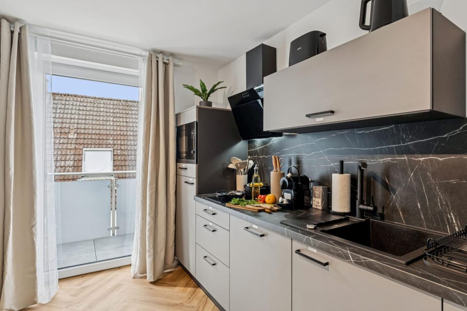 Coffee/tea facilities, Kitchen or kitchenette, oven, stove