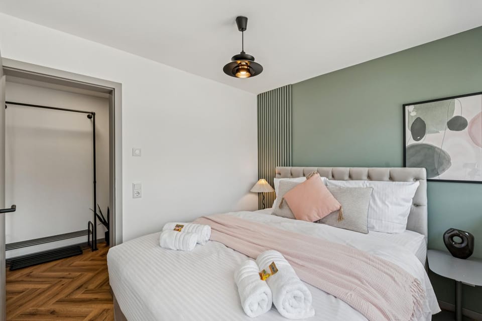 Bed, Photo of the whole room, Bedroom, towels