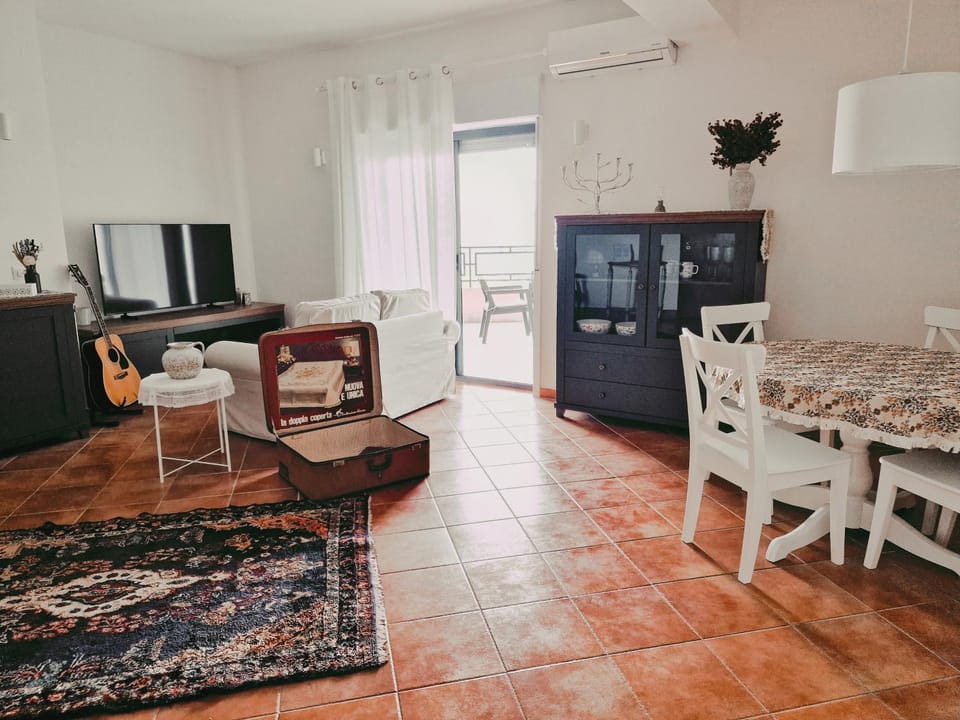 TV and multimedia, Living room, Dining area, Evening entertainment, air conditioner