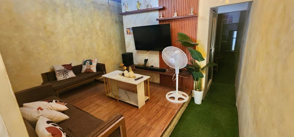 Communal lounge/ TV room, TV and multimedia, Living room, Seating area, Evening entertainment