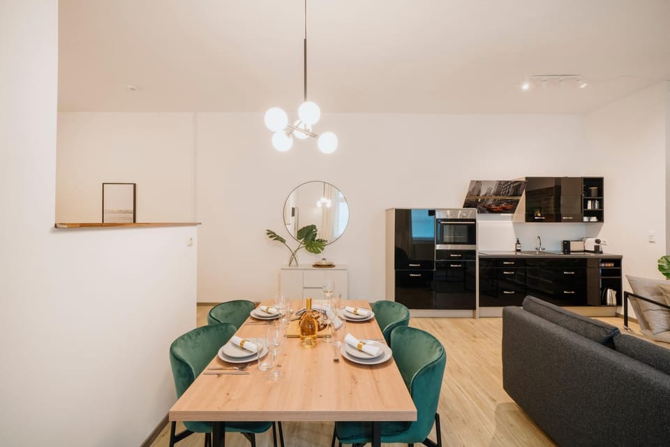 Coffee/tea facilities, Kitchen or kitchenette, Living room, Seating area, Dining area, stove