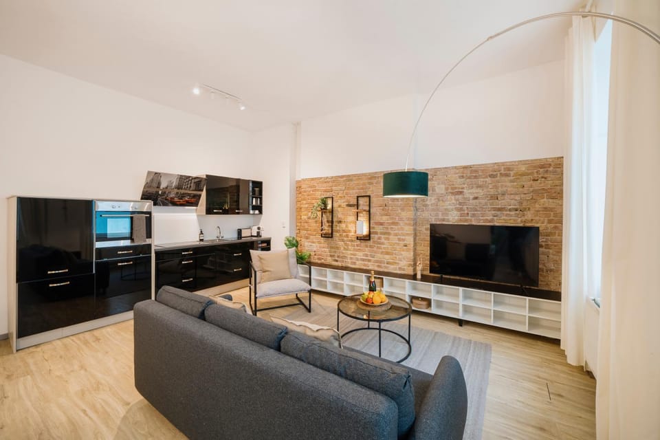 TV and multimedia, Kitchen or kitchenette, Living room, Seating area, oven